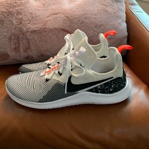 NWOT- womens nike size 9